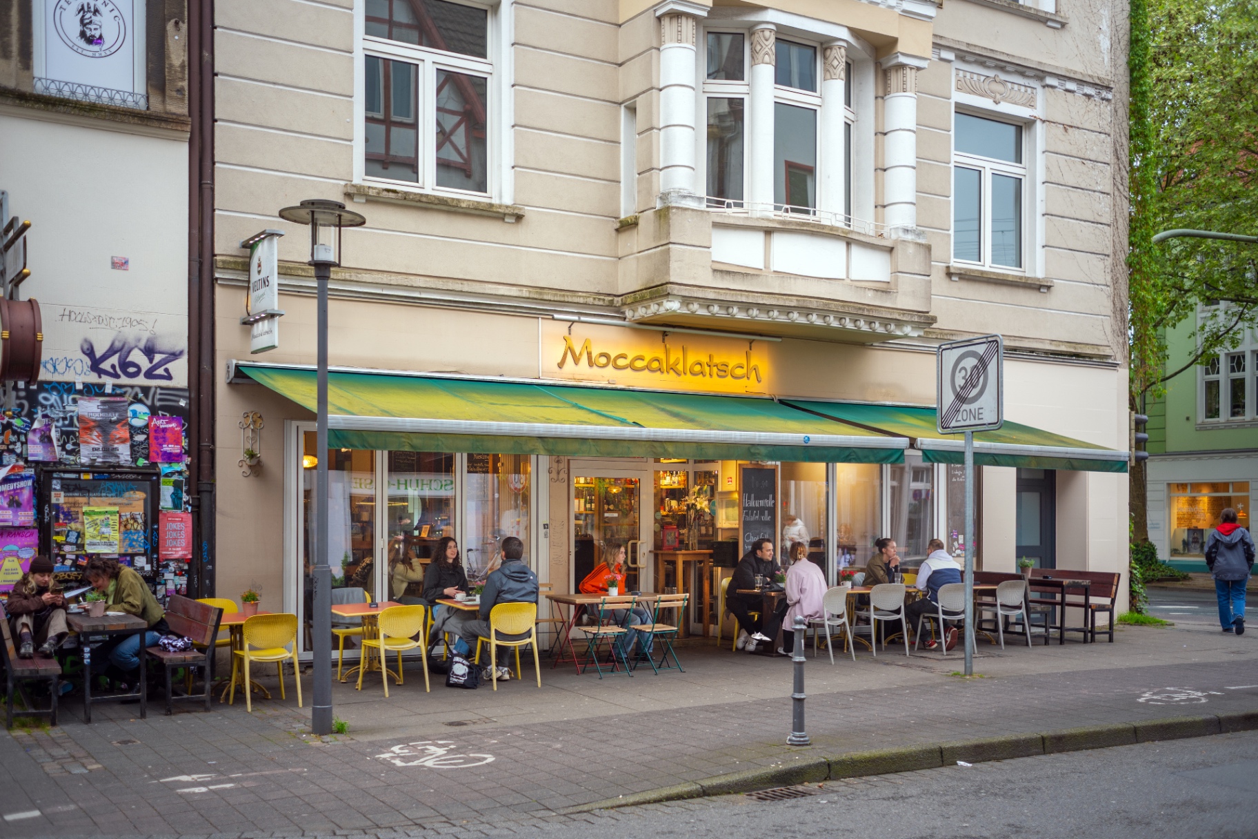 Café Moccaklatsch Bielefeld — Außenansicht mit Gästen